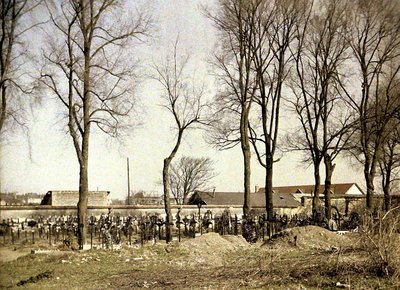 Een begraafplaats met nieuwe graven, Reims, Marne, Frankrijk, 1917 door Fernand Cuville